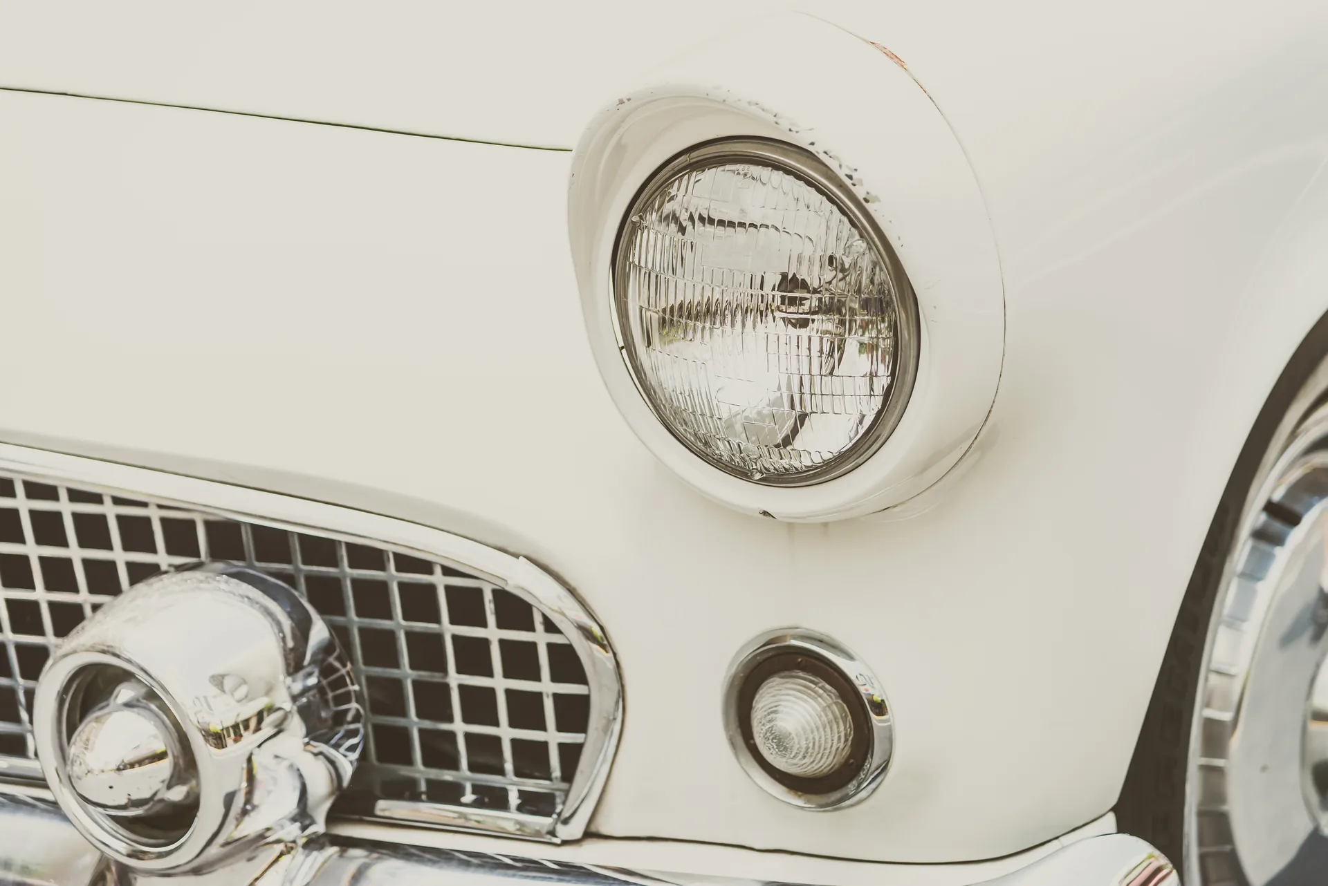 Kühlergrill und Kühlerfigur eines klassischen Rolls-Royce im dunklen, edlen Licht