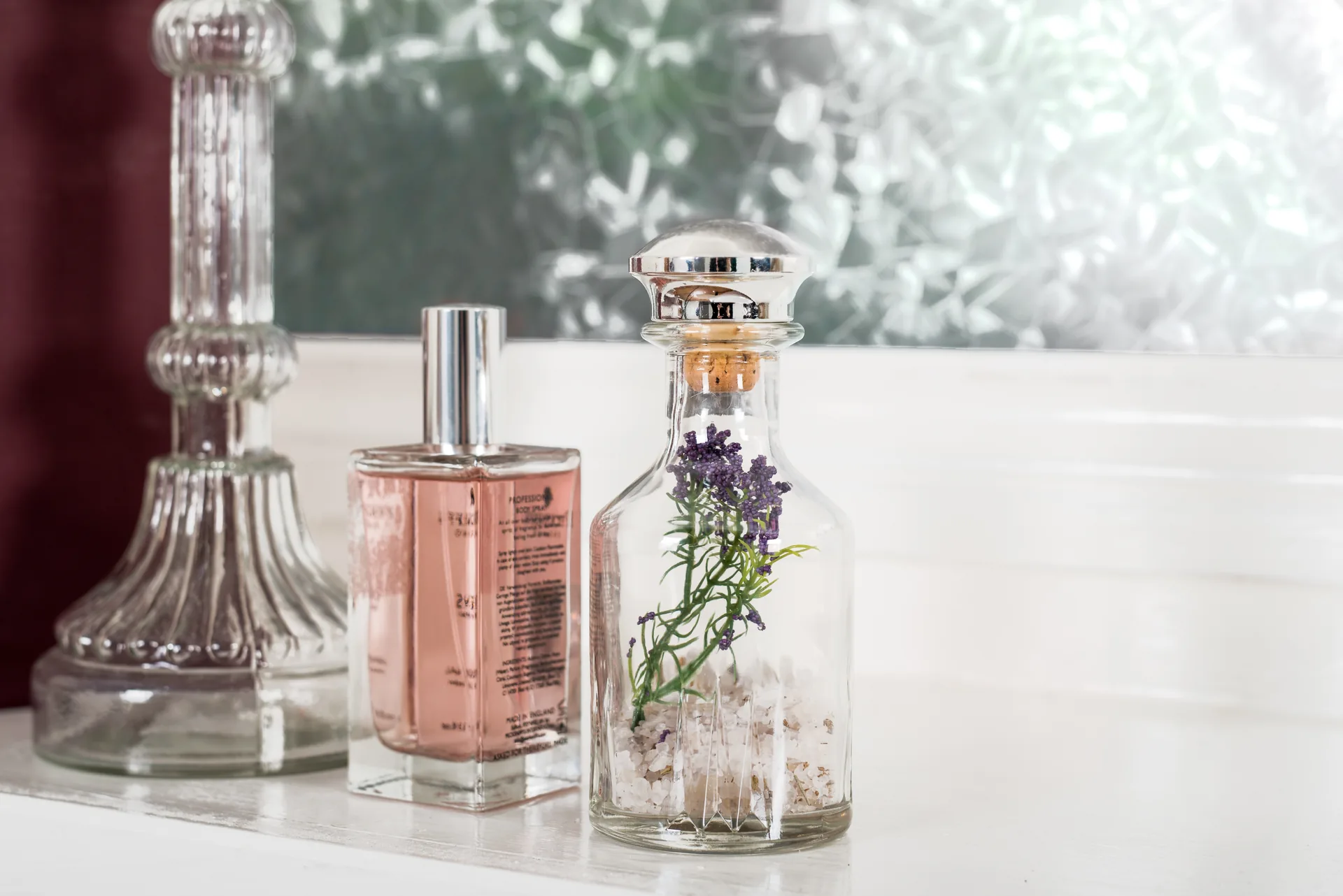 Ausgewählte Nischenparfum-Flakons auf einer Marmorfläche im weichen Tageslicht, elegant arrangiert
