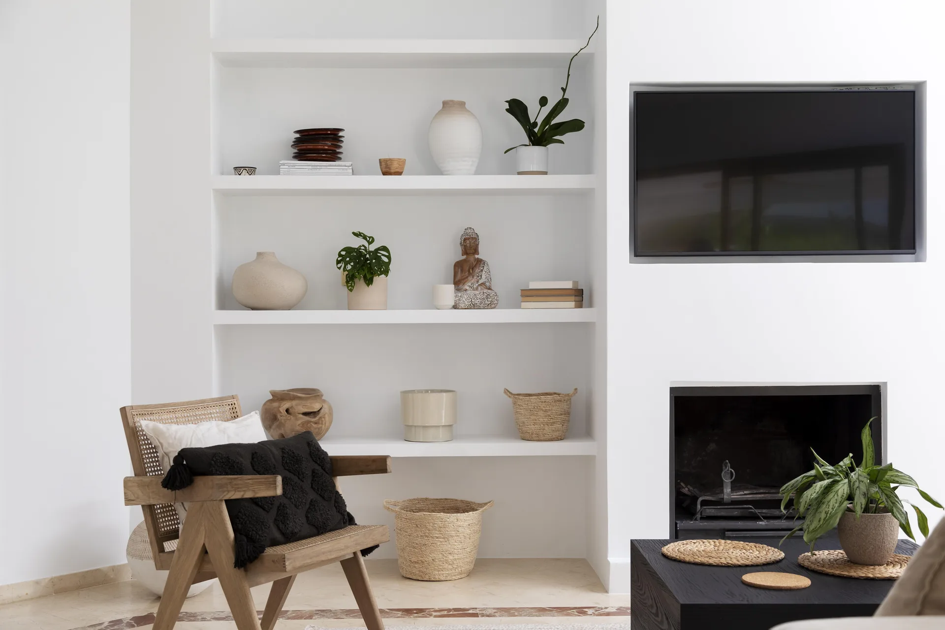 Elegant eingerichteter Wohnraum mit modularem Regalsystem und klassischen Designmöbeln in warmem Tageslicht