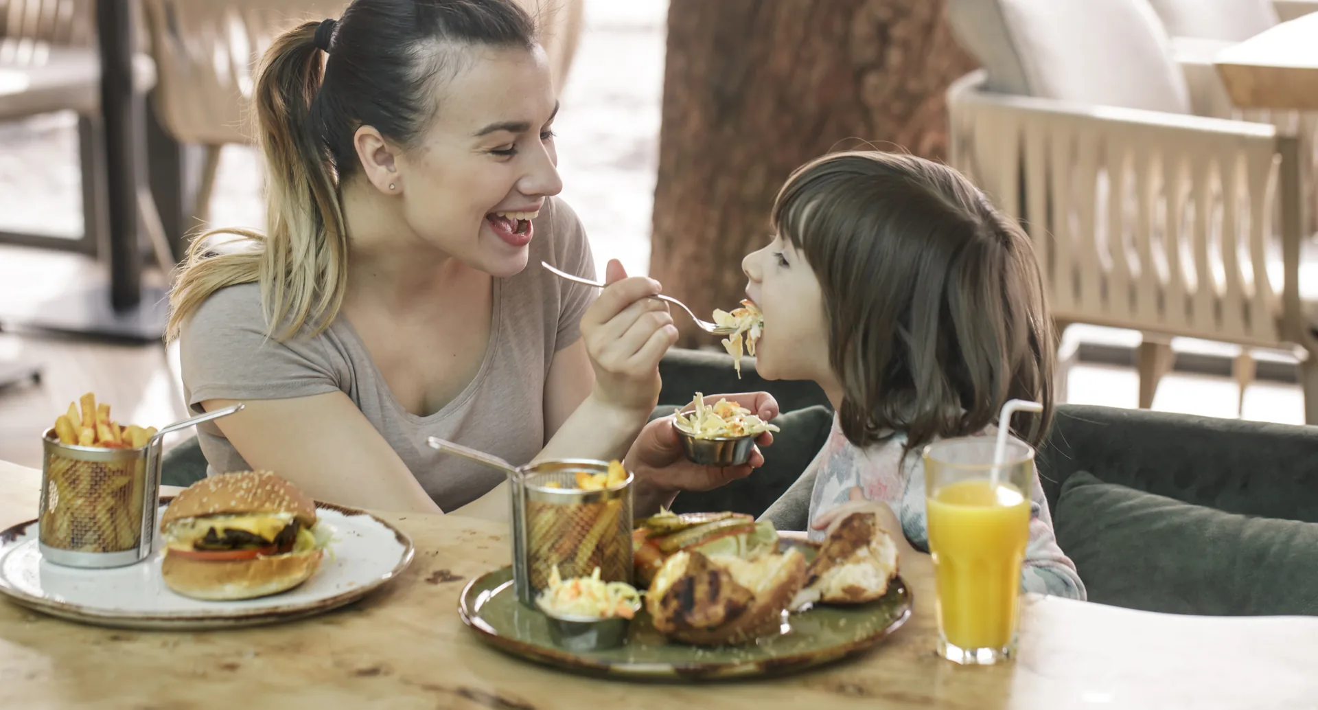 Familie mit Kindern bei einem entspannten Brunch in einem hellen, gehobenen Düsseldorfer Restaurant
