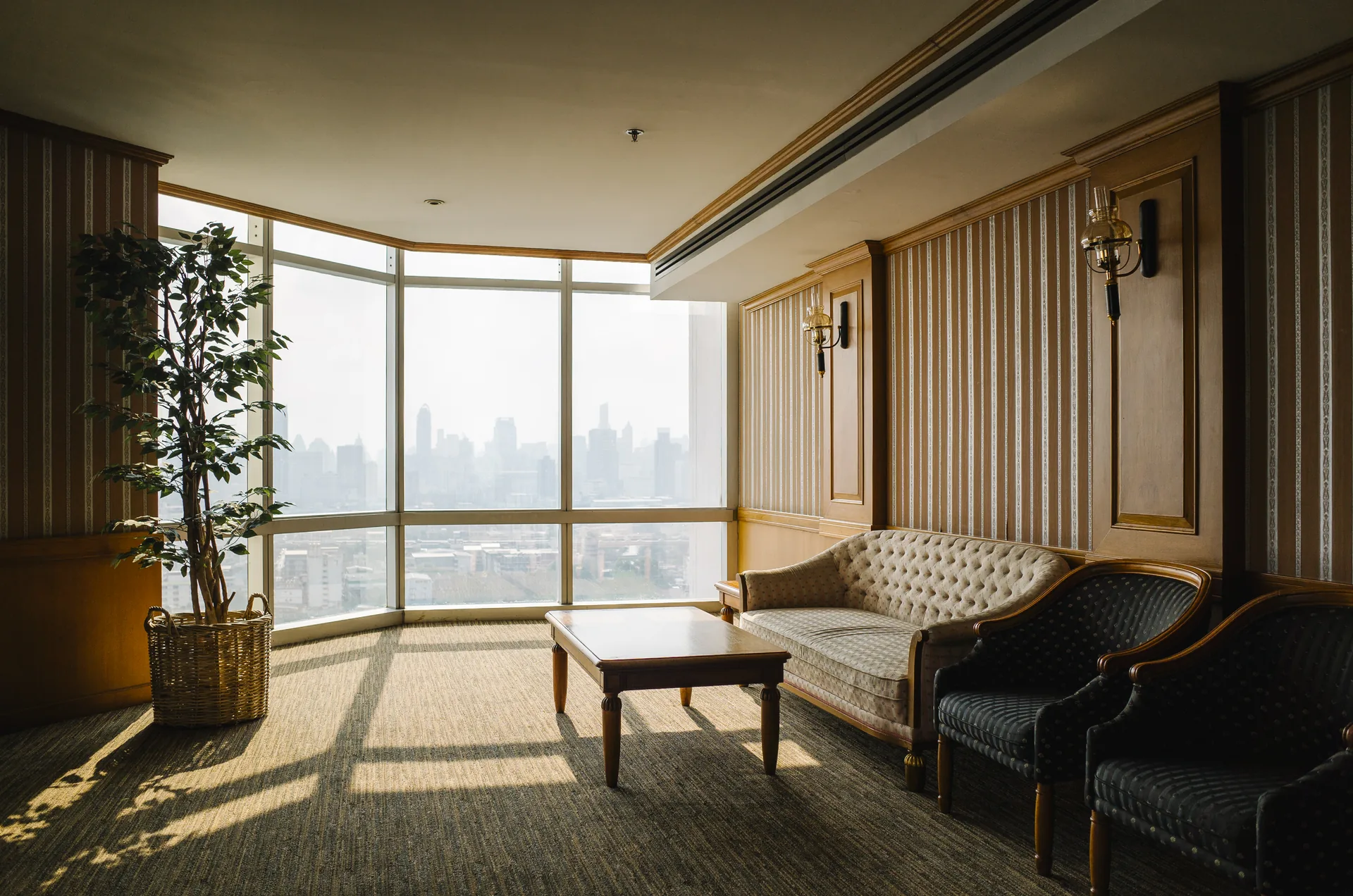 Lichtdurchflutetes Luxus-Interieur mit hohen Fenstern und Blick über einen Fluss, minimalistisch und elegant eingerichtet