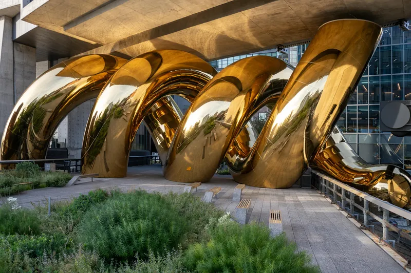Bulgari Serpenti Installation auruBOROS auf der High Line in New York: goldene Windungen unter einem Gebäude