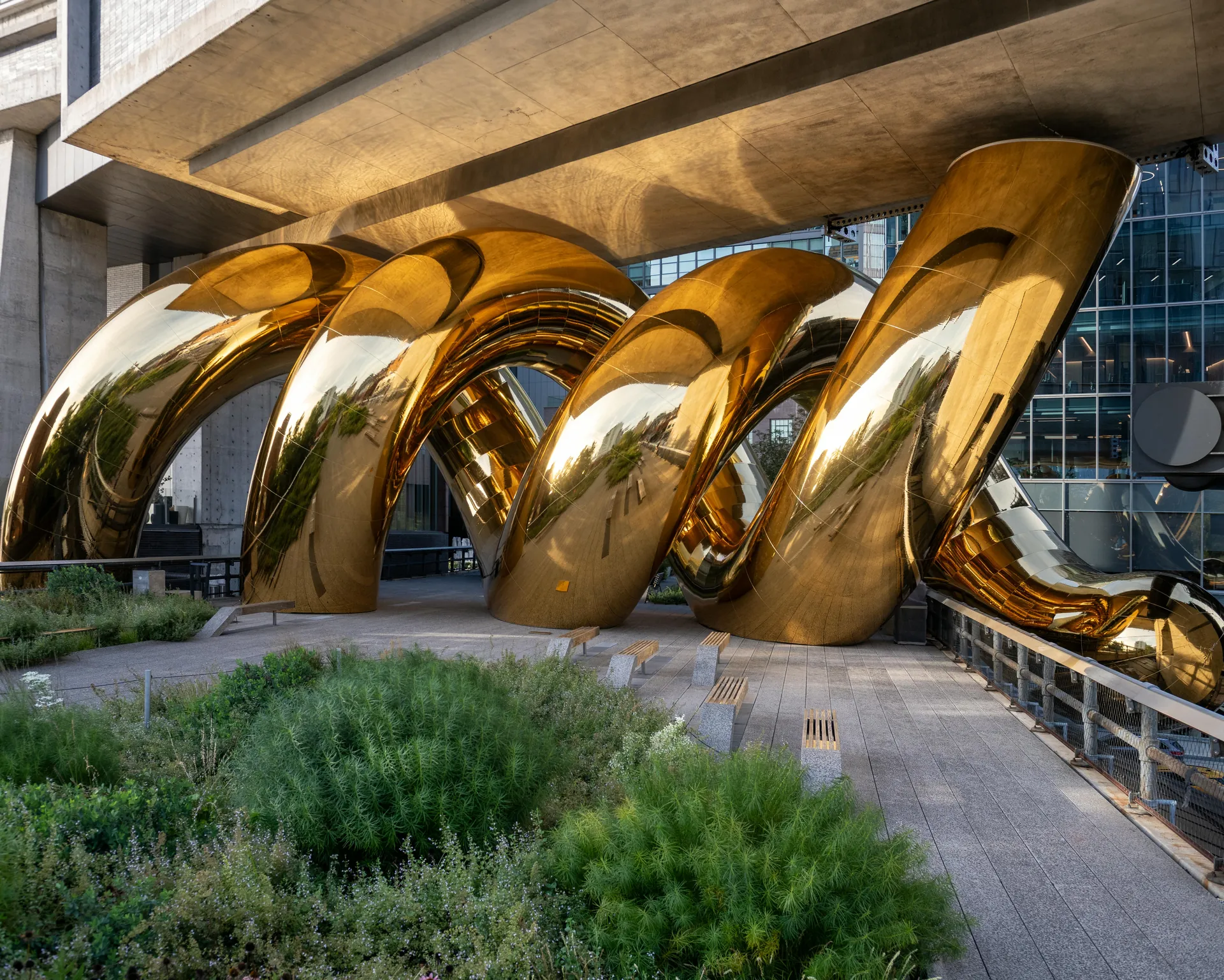 Bulgari Serpenti Installation auruBOROS auf der High Line in New York: goldene Windungen unter einem Gebäude
