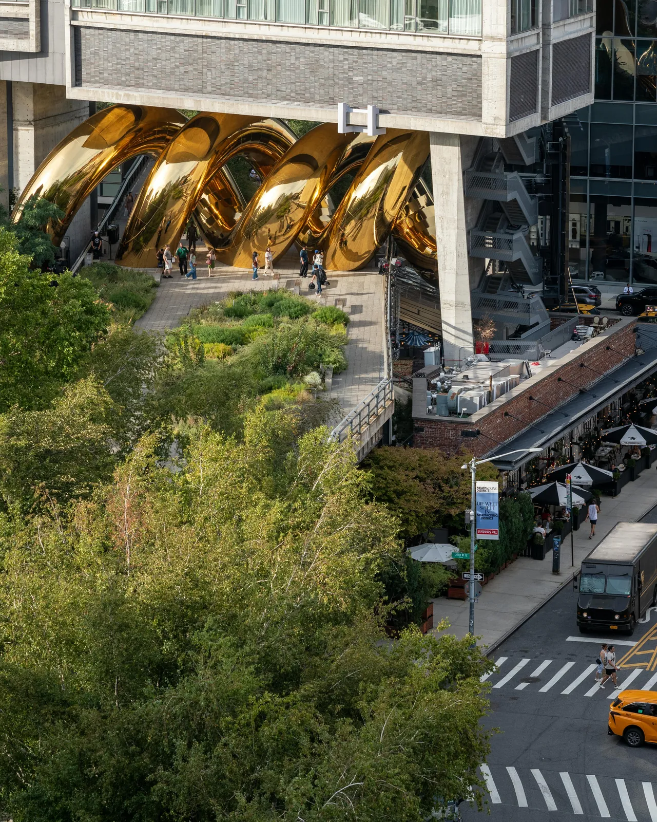 Bulgari Serpenti Installation auf der High Line von oben, mit Grünanlage und Straße