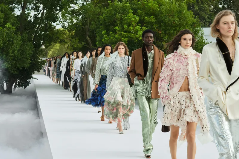 Finale der Damenschau Dior Summer 2027: Models auf einem weißen Laufsteg zwischen Bäumen und Nebel