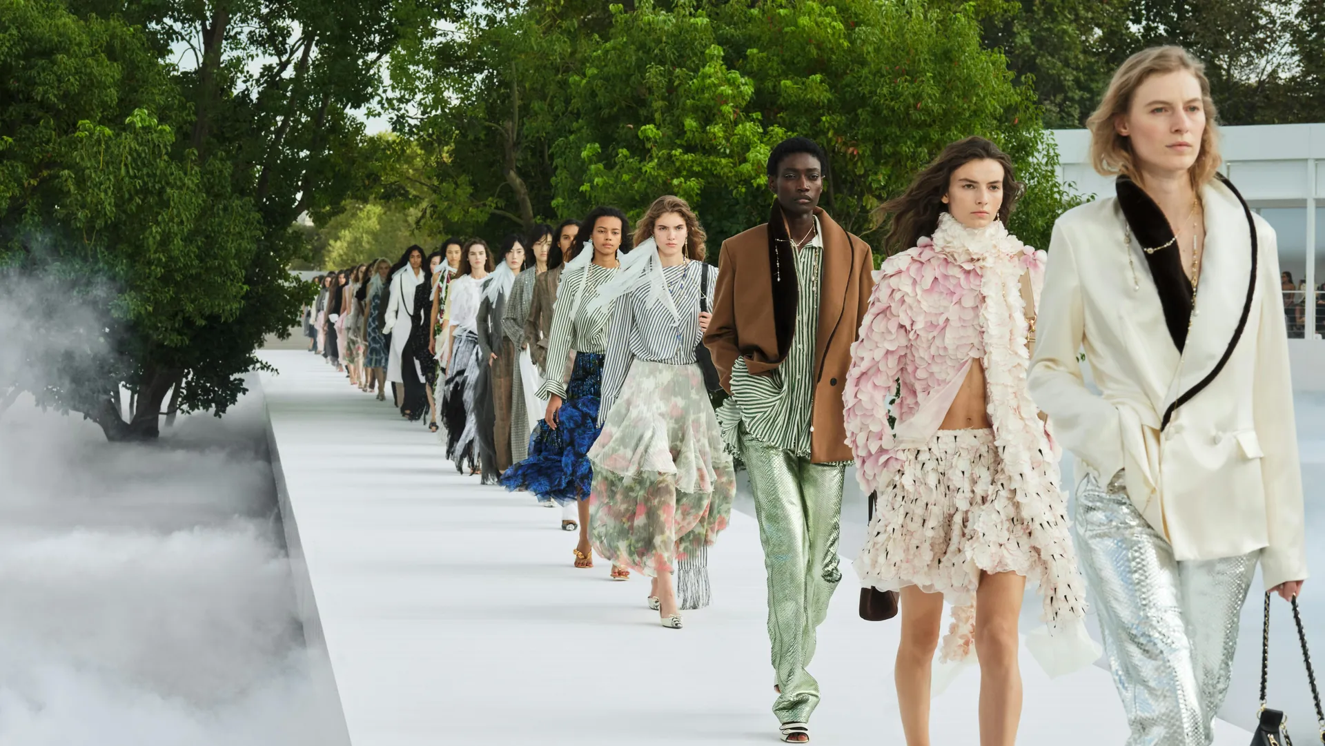 Finale der Damenschau Dior Summer 2027: Models auf einem weißen Laufsteg zwischen Bäumen und Nebel