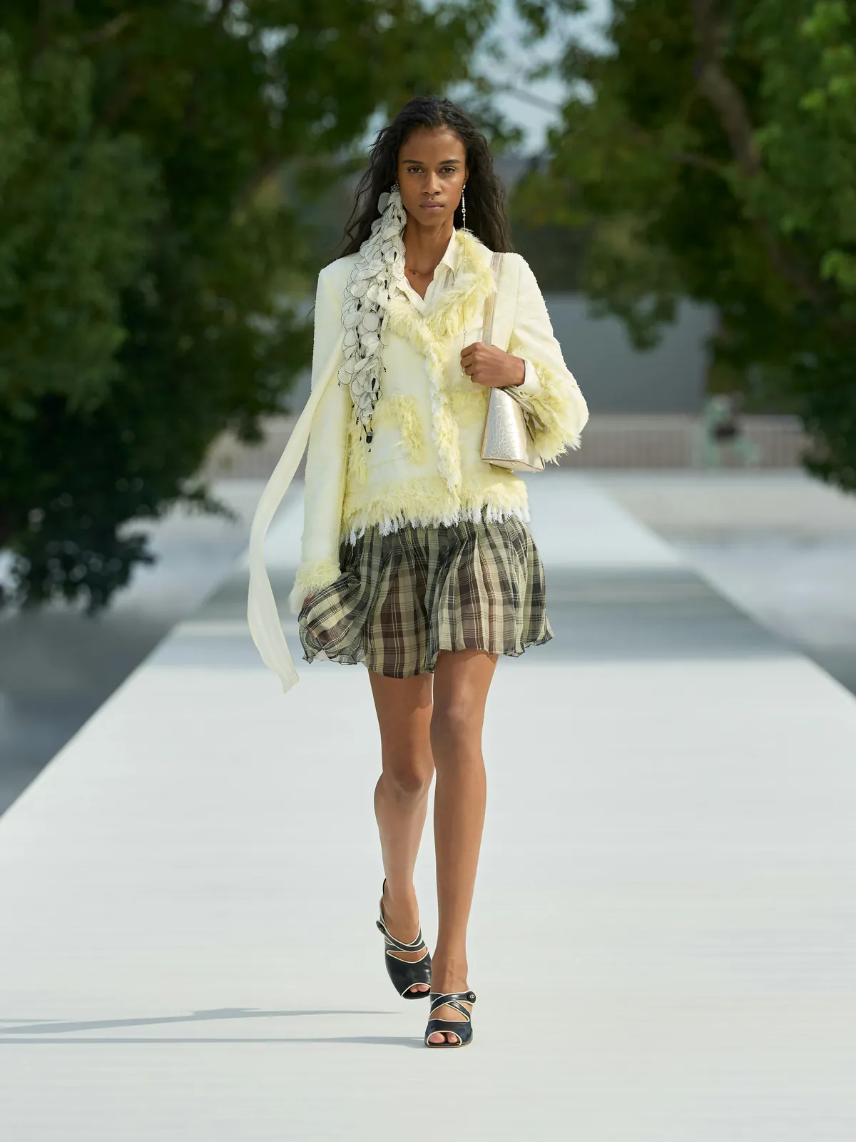 Dior Summer 2027 Look 3: hellgelbe Fransenjacke mit Rüschenschal und kariertem Minirock