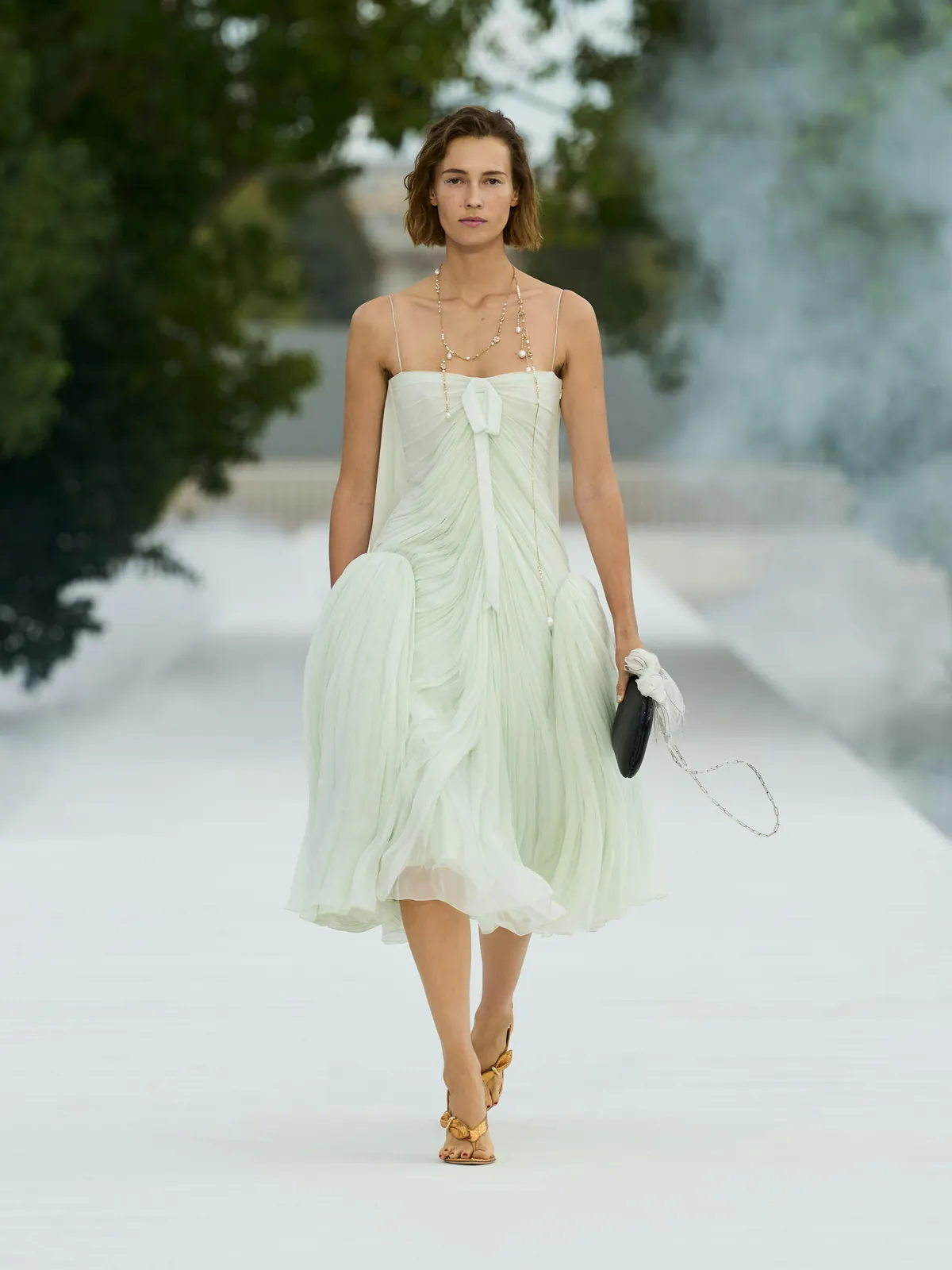 Dior Summer 2027 Look 47: zartgrünes, transparentes Plisseekleid mit langen Ketten