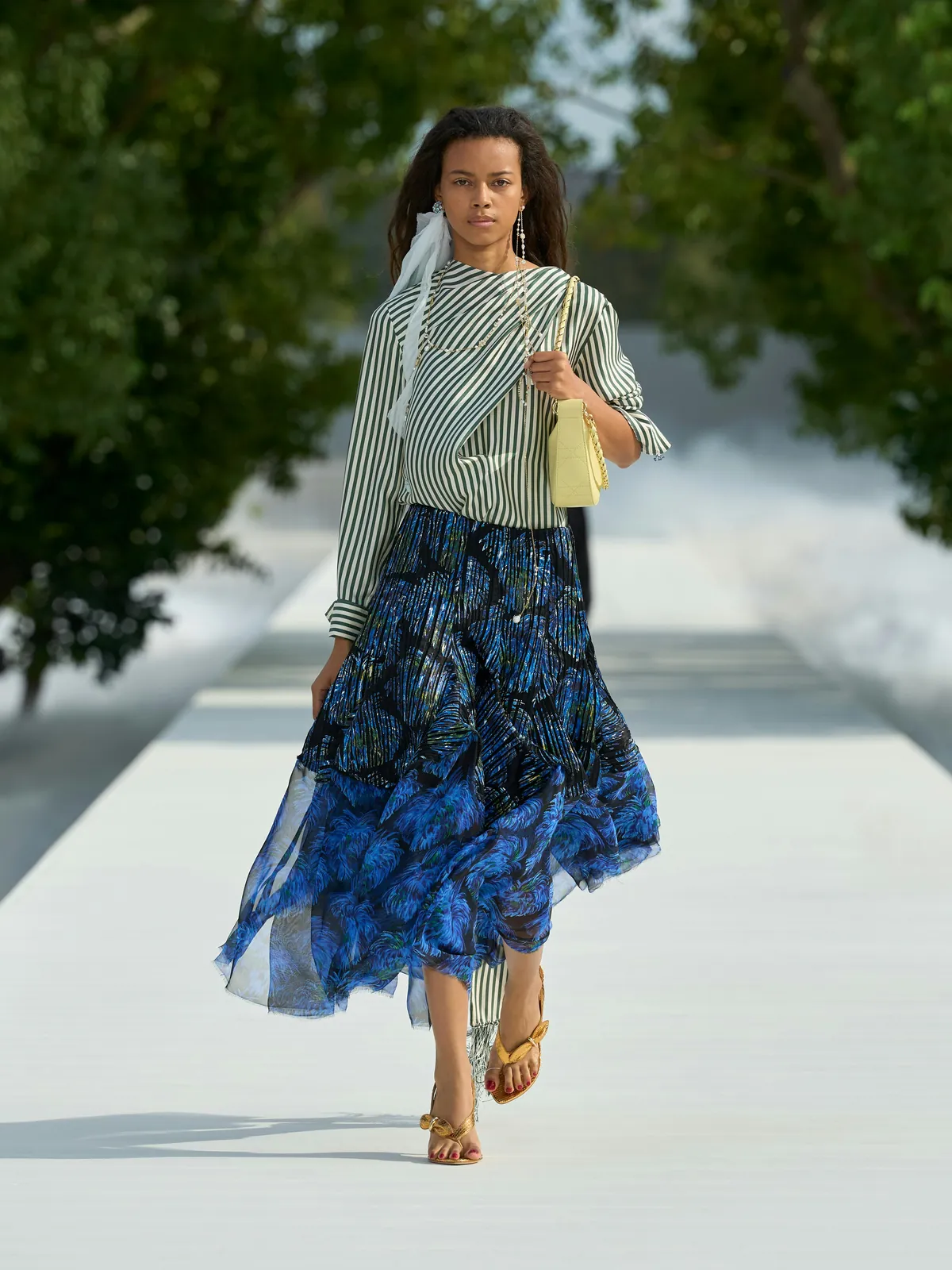 Dior Summer 2027 Look 9: Streifenhemd mit drapiertem Tuch und fließendem, blau bedrucktem Rock