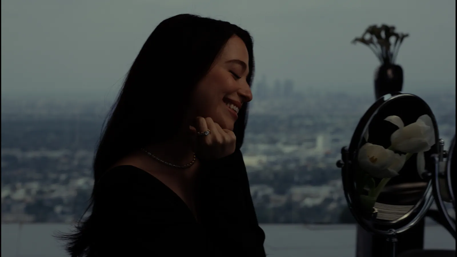 Mikey Madison in der Kampagne Love & Celebration von Tiffany & Co. mit dem Ring Sixteen Stone by Tiffany