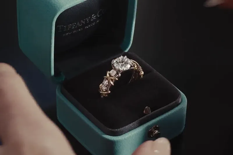 Der Diamant-Solitärring Sixteen Stone by Tiffany in einer Schatulle von Tiffany & Co.