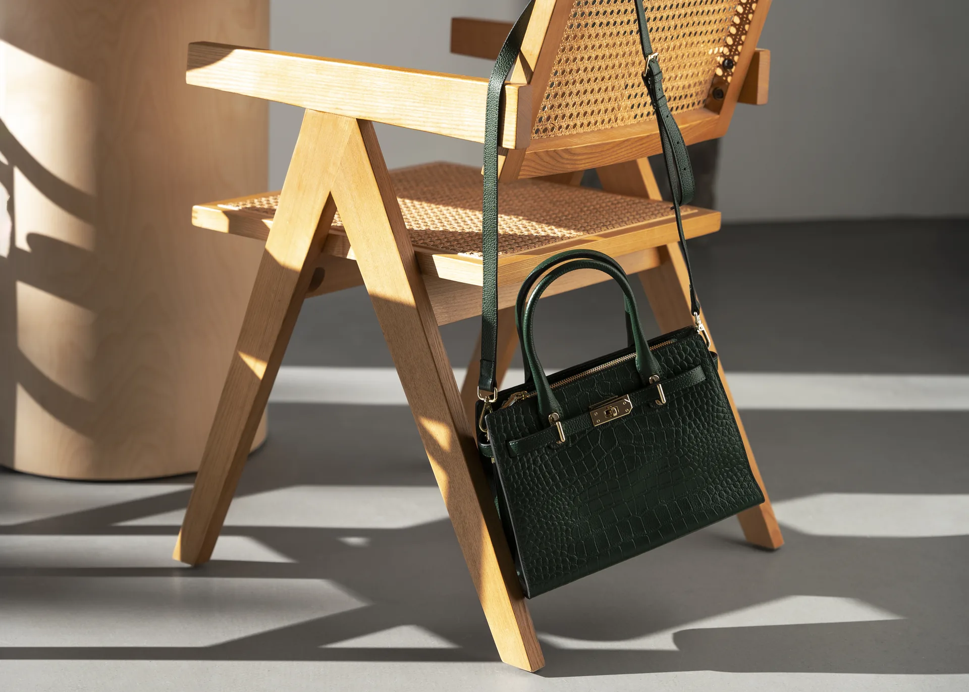 Elegante Luxus-Lederhandtasche im Birkin-Stil auf hellem Marmor in weichem Studiolicht