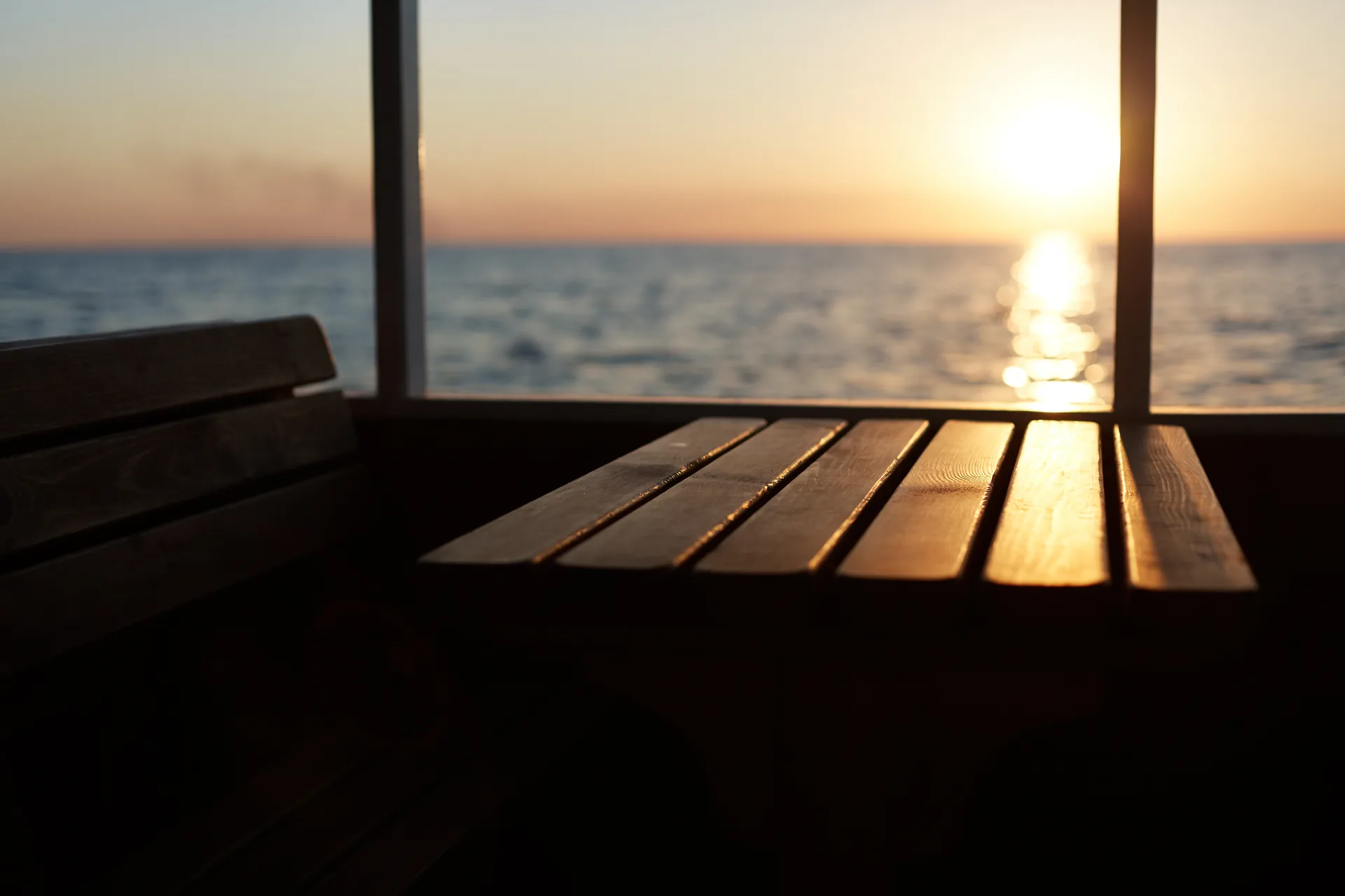 Private Suiten-Veranda auf einem Luxus-Kreuzfahrtschiff mit Blick über das Meer bei Sonnenuntergang