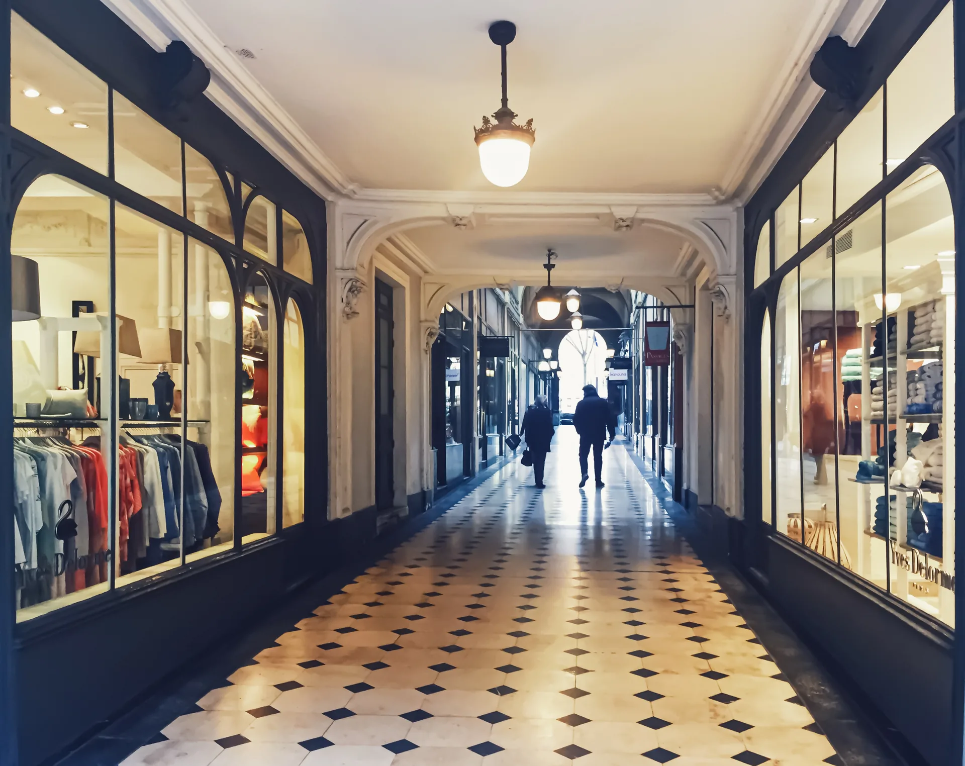 Elegante Luxus-Einkaufsstraße mit repräsentativen Boutique-Schaufenstern im warmen Abendlicht