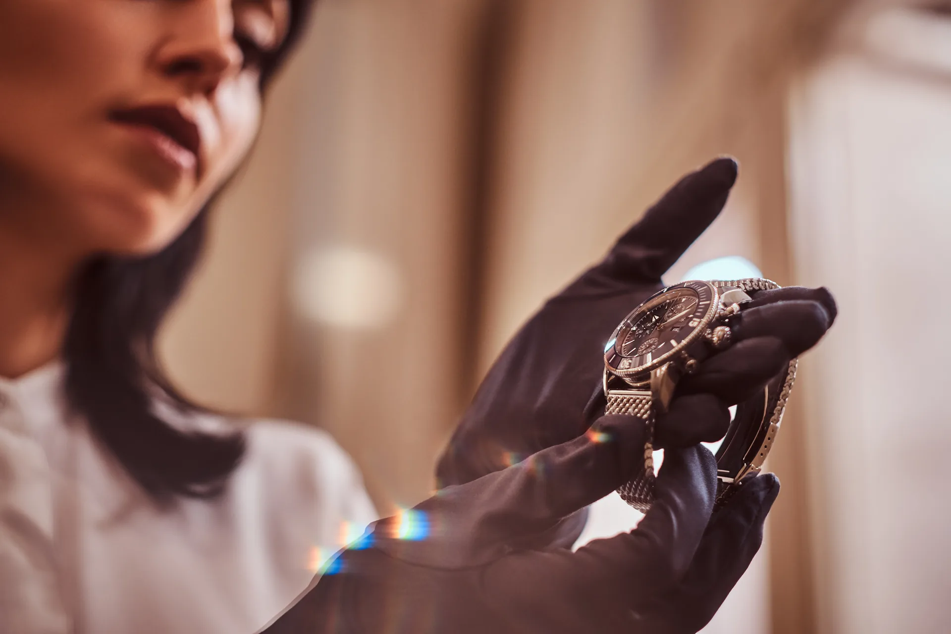 Nahaufnahme eines mechanischen Uhrwerks einer hochwertigen Luxusuhr in warmem Licht