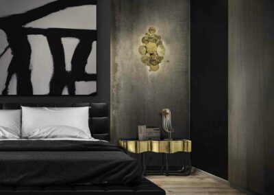 Ein schwarz-goldenes Schlafzimmer mit einem großen Gemälde an der Wand.
