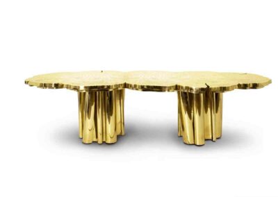 Ein vergoldeter Esstisch mit vier Beinen.