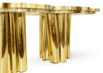 Ein vergoldeter Tisch mit drei Säulen.
