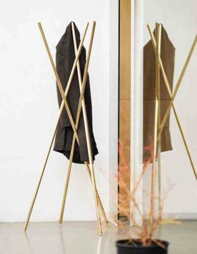 Eine goldene Garderobe vor einem Spiegel.
