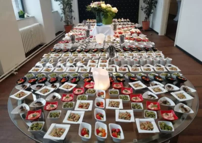 Ein Tisch voller Essen auf einem Tisch in einem Konferenzraum.